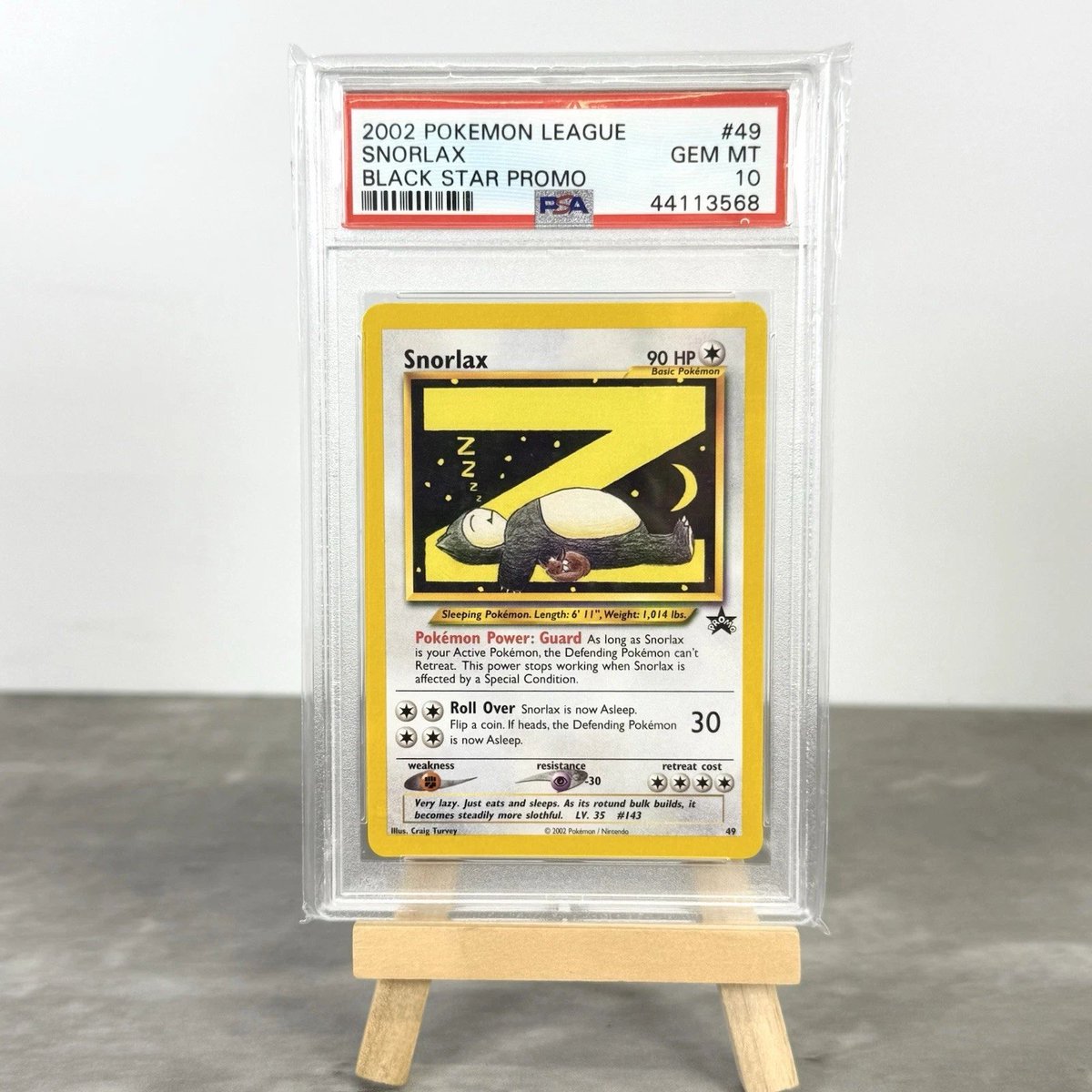 MunPika_Pokemon's tweet photo. 【9割が知らないカード】
カビゴンブラックスタープロモ

拡大してみてください、よく見るとアイツも一緒に寝てる癒しイラストです。

実はこのカード、日本版では同じテキストなのに別のイラストに差し替えて存在していま