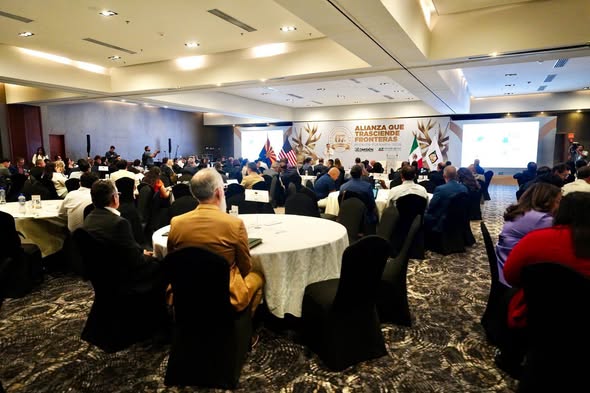 oscargoulloa's tweet photo. Refuerza Gobernador Durazo cooperación binacional con plenaria de la comisión Sonora-Estados Unidos https://t.co/1IKQ2BBiv0 https://t.co/myl0dYZX5G