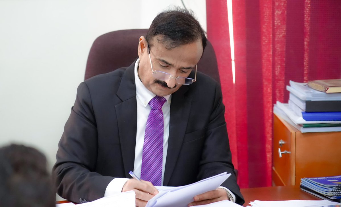 Shabwa_Gate's tweet photo. يأتي المشروع في سياق رؤية السلطة المحلية بمحافظة شبوة، بقيادة المحافظ عوض بن الوزير، الهادفة إلى تطوير البنية التحتية للمحافظة، وتعزيز موقعها الاقتصادي والاستثماري واستثمار المقومات الاستراتيجية التي تمتلكها شبوة بما يخدم التنمية المستدامة ويفتح آفاقا أوسع للنشاط التجاري والبحري. https://t.co/g1Xkfq3y90