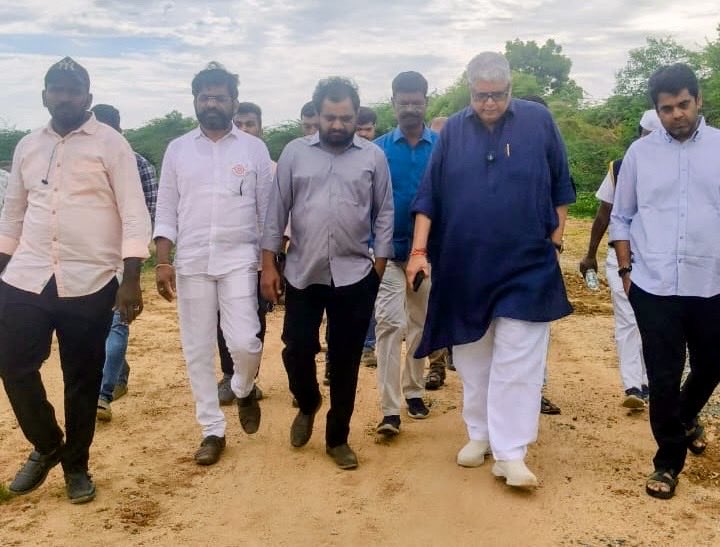 KManjunathgowd's tweet photo. ఈరోజు అనంతపురం నగరంలో నిర్మాణంలో ఉన్న TIDCO గృహల పరిశీలన కోసం రాష్ట్ర TIDCO చెర్మన్, శ్రీ వేములపాటి అజయ్ కుమార్ గారు ఉమ్మడి అనంతపురం అధ్యక్షులు,అహుడా చైర్మన్ శ్రీ TC వరుణ్ గారు జనసేన పార్టీ రాయదుర్గం ఇంచార్జ్ శ్రీ మంజునాథ్ గౌడ గారు పాల్గొనడం జరిగింది.
#janasenaparty 
Pawan Kalyan https://t.co/7ew1ivyWPc