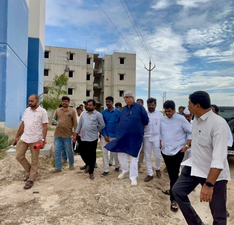 KManjunathgowd's tweet photo. ఈరోజు అనంతపురం నగరంలో నిర్మాణంలో ఉన్న TIDCO గృహల పరిశీలన కోసం రాష్ట్ర TIDCO చెర్మన్, శ్రీ వేములపాటి అజయ్ కుమార్ గారు ఉమ్మడి అనంతపురం అధ్యక్షులు,అహుడా చైర్మన్ శ్రీ TC వరుణ్ గారు జనసేన పార్టీ రాయదుర్గం ఇంచార్జ్ శ్రీ మంజునాథ్ గౌడ గారు పాల్గొనడం జరిగింది.
#janasenaparty 
Pawan Kalyan https://t.co/7ew1ivyWPc