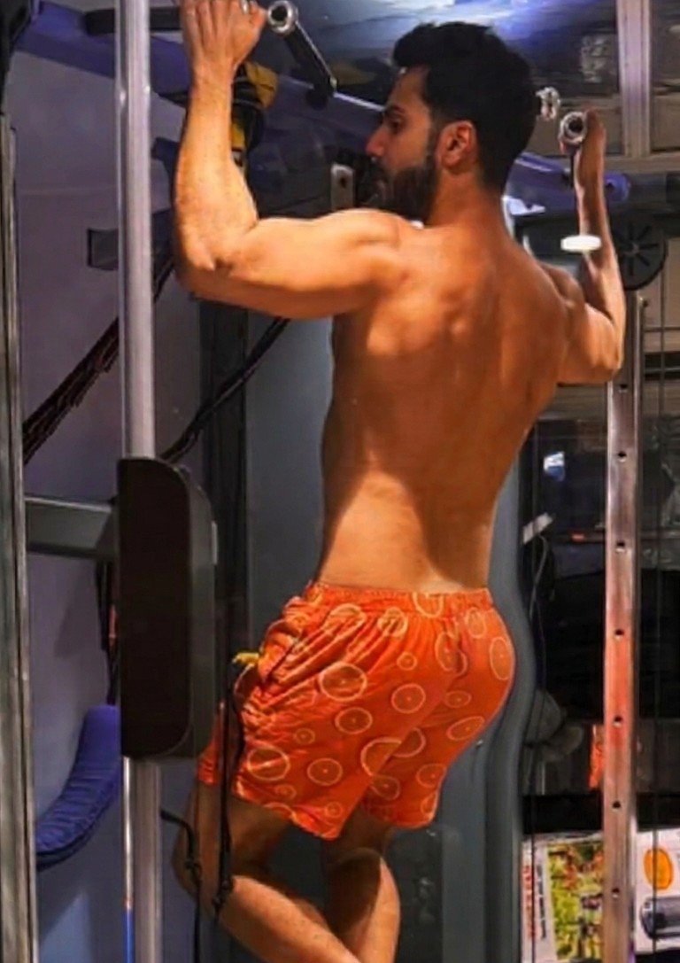VarunGaand's tweet photo. Varun Dhawan ka juicy gaand ko kis kis ko chodna hai haat uthao🍑👅💦 @Varun_dvn #VarunDhawan #BubbleButt #BubbleAss #Gaand #Gand https://t.co/zeiSDq3olu