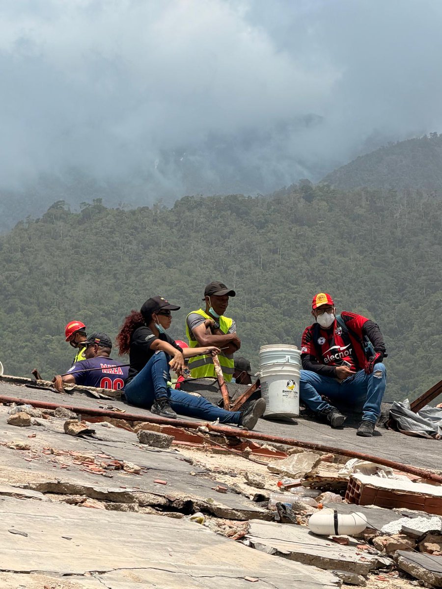 WCKitchen's tweet photo. As search and rescue efforts continue after the recent earthquakes in Venezuela, first responders and everyday people alike are working around the clock to rescue people from the rubble. When anyone detects a possible sound, someone yells, “¡Silencio!" and rescue teams go silent, listening for any signs of life. 

In La Guaira, WCK teams are serving meals to these rescuers as they do their life-saving work each day. We are honored to be fueling rescue efforts led by everyday Venezuelans as they work towards healing. #ChefsForVenezuela #FoodIsLife

Mientras continúan las labores de búsqueda y rescate tras los recientes terremotos en Venezuela, socorristas y ciudadanos de a pie trabajan sin descanso para rescatar a personas atrapadas entre los escombros. Cuando alguien detecta un posible sonido, se escucha el grito: "¡Silencio!"—y los equipos de rescate guardan silencio, atentos a cualquier señal de vida.
En La Guaira, los equipos de WCK están sirviendo comidas a estos rescatistas mientras realizan su labor. Es un honor para nosotros ser el combustible de los esfuerzos de rescate liderados por venezolanos y venezolanas que trabajan por la recuperación de su país. #ChefsForVenezuela #FoodIsLife