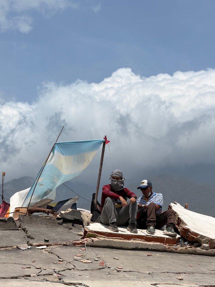 WCKitchen's tweet photo. As search and rescue efforts continue after the recent earthquakes in Venezuela, first responders and everyday people alike are working around the clock to rescue people from the rubble. When anyone detects a possible sound, someone yells, “¡Silencio!" and rescue teams go silent, listening for any signs of life. 

In La Guaira, WCK teams are serving meals to these rescuers as they do their life-saving work each day. We are honored to be fueling rescue efforts led by everyday Venezuelans as they work towards healing. #ChefsForVenezuela #FoodIsLife

Mientras continúan las labores de búsqueda y rescate tras los recientes terremotos en Venezuela, socorristas y ciudadanos de a pie trabajan sin descanso para rescatar a personas atrapadas entre los escombros. Cuando alguien detecta un posible sonido, se escucha el grito: "¡Silencio!"—y los equipos de rescate guardan silencio, atentos a cualquier señal de vida.
En La Guaira, los equipos de WCK están sirviendo comidas a estos rescatistas mientras realizan su labor. Es un honor para nosotros ser el combustible de los esfuerzos de rescate liderados por venezolanos y venezolanas que trabajan por la recuperación de su país. #ChefsForVenezuela #FoodIsLife
