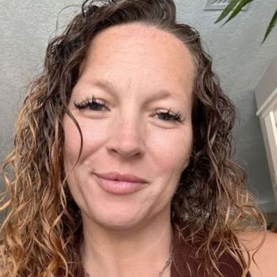 tayloravat's tweet photo. #NewProfilePic https://t.co/5az2hU51MW