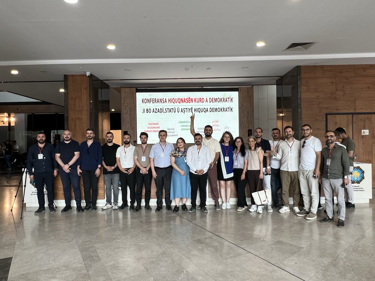 ohdbatman's tweet photo. Konferansa Hiqûqnasên Kurd a Demokratîk bi şîara "Ji bo Azadî, Statû û Aşitîyê Hiqûqa Demokratîk" di 4 û 5ên Tirmehê li Amedê pêk hat.

Em wek Şaxa Batmanê ya KHAyê bi çalakî beşdarî konferansê bûn. Li konferansê panel, pêşkêşkirin û atolyeyên li ser civaka demokratîk, pirsgirêka Kurd, muzakere û entegrasyona demokratîk, xebatên destûra bingehîn, statuya Kurdan, rola şaredariyan, ekolojî, hiqûqa jinan û hewlên afirandina platformekê ji bo têkoşîna hevpar ya parêzerên Kurd, me şopand û em tevlî gûftûgoyan bûn. 

Vê Konferansê nîqaşa, rol û peywira hiqûqê ya li ser avakirina civaka demokratîk ji nû ve anî rojevê û daxwazeke xurt afirand ji bo avakirina hiqûqa demokratîk. Ev konferans vê yekê danîşandan kuafirandina platformekê ji bo têkoşîna hevpar ya parêzerên Kurd ferz e. 

Bi hişmendiya; azadî û aşîtî, li ser hiqûqa demokratîk ava dibe, em ê têkoşîna maf û azadiyê mezin bikin, bingeha hiqûqa hevpar qewî bikin, ji bo avakirina civata demokratîk bixebitin û ji bo bicîhanîna biryarên encamnameyê têbikoşin. 

4-5 Temmuz tarihlerinde Amed'de gerçekleştirilen "Demokratik Kürt Hukukçular Konferansı"na Batman Şubesi olarak aktif katılım sağladık.

İki gün boyunca; demokratik toplum, Kürt meselesi, demokratik müzakere ve entegrasyon, anayasa çalışmaları, yerel yönetimler, ekoloji, kadın hukuku ve Kürt hukukçularının ortak hukuki zemininin oluşturulmasına ilişkin panel, sunum ve atölye çalışmalarını takip ettik; yürütülen tartışmalara katkı sunduk.

Konferans, hukukun demokratik toplumun inşasındaki rolünü yeniden tartışmaya açarken, Kürt hukukçularının ortak mücadele perspektifini güçlendirmesi bakımından önemli bir zemin oluşturmuştur. 

Özgürlük, statü ve barışın demokratik hukuk zemininde inşa edilebileceği bilinciyle; hak ve özgürlük mücadelesini büyütmeye, ortak hukuk zeminini güçlendirmeye ve demokratik toplumun inşasına katkı sunmaya ve sonuç bildirgesindeki taleplerin yerine getirilmesi için mücadeleye devam edeceğiz.