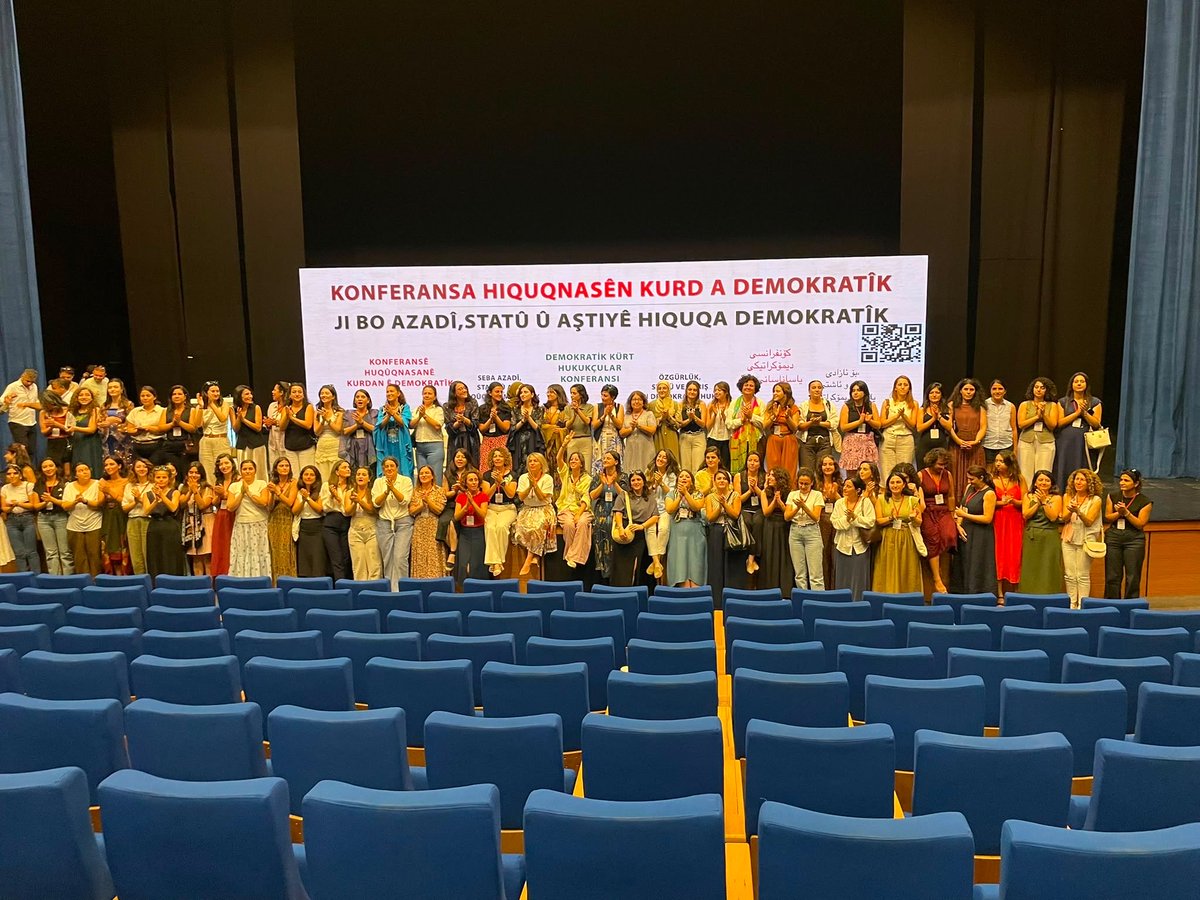 ohdbatman's tweet photo. Konferansa Hiqûqnasên Kurd a Demokratîk bi şîara "Ji bo Azadî, Statû û Aşitîyê Hiqûqa Demokratîk" di 4 û 5ên Tirmehê li Amedê pêk hat.

Em wek Şaxa Batmanê ya KHAyê bi çalakî beşdarî konferansê bûn. Li konferansê panel, pêşkêşkirin û atolyeyên li ser civaka demokratîk, pirsgirêka Kurd, muzakere û entegrasyona demokratîk, xebatên destûra bingehîn, statuya Kurdan, rola şaredariyan, ekolojî, hiqûqa jinan û hewlên afirandina platformekê ji bo têkoşîna hevpar ya parêzerên Kurd, me şopand û em tevlî gûftûgoyan bûn. 

Vê Konferansê nîqaşa, rol û peywira hiqûqê ya li ser avakirina civaka demokratîk ji nû ve anî rojevê û daxwazeke xurt afirand ji bo avakirina hiqûqa demokratîk. Ev konferans vê yekê danîşandan kuafirandina platformekê ji bo têkoşîna hevpar ya parêzerên Kurd ferz e. 

Bi hişmendiya; azadî û aşîtî, li ser hiqûqa demokratîk ava dibe, em ê têkoşîna maf û azadiyê mezin bikin, bingeha hiqûqa hevpar qewî bikin, ji bo avakirina civata demokratîk bixebitin û ji bo bicîhanîna biryarên encamnameyê têbikoşin. 

4-5 Temmuz tarihlerinde Amed'de gerçekleştirilen "Demokratik Kürt Hukukçular Konferansı"na Batman Şubesi olarak aktif katılım sağladık.

İki gün boyunca; demokratik toplum, Kürt meselesi, demokratik müzakere ve entegrasyon, anayasa çalışmaları, yerel yönetimler, ekoloji, kadın hukuku ve Kürt hukukçularının ortak hukuki zemininin oluşturulmasına ilişkin panel, sunum ve atölye çalışmalarını takip ettik; yürütülen tartışmalara katkı sunduk.

Konferans, hukukun demokratik toplumun inşasındaki rolünü yeniden tartışmaya açarken, Kürt hukukçularının ortak mücadele perspektifini güçlendirmesi bakımından önemli bir zemin oluşturmuştur. 

Özgürlük, statü ve barışın demokratik hukuk zemininde inşa edilebileceği bilinciyle; hak ve özgürlük mücadelesini büyütmeye, ortak hukuk zeminini güçlendirmeye ve demokratik toplumun inşasına katkı sunmaya ve sonuç bildirgesindeki taleplerin yerine getirilmesi için mücadeleye devam edeceğiz.