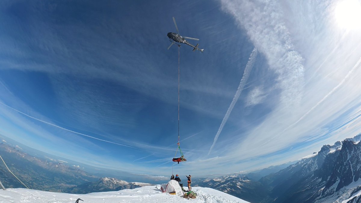 LudovicBvideo's tweet photo. Ça fait plusieurs années que ce refuge en haut du Mont Blanc doit être démantelé. Mais comment démonter un bâtiment aussi grand, à 3800m d’altitude, sans aucun accès par la route ? Je vous raconte ⬇️ 1/8 https://t.co/y9VxFVhDxY