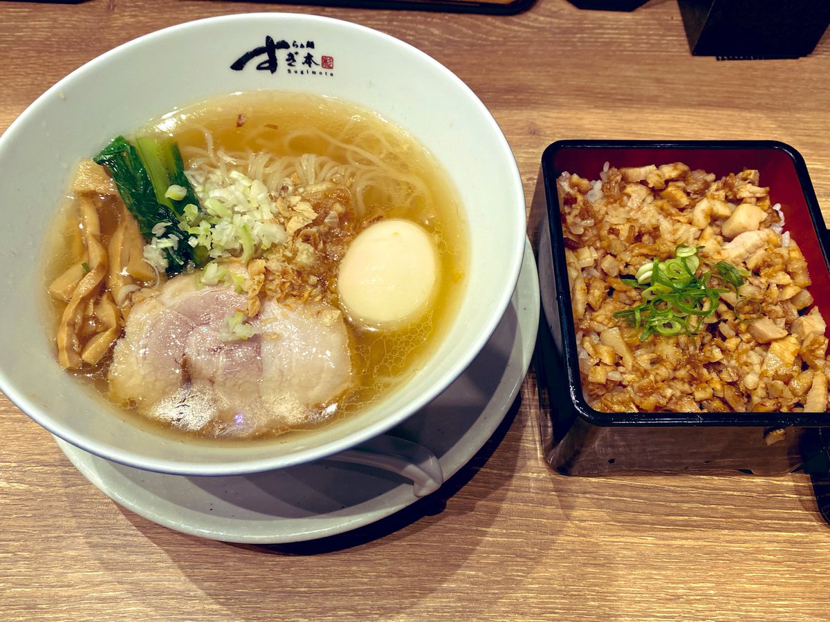 yoji83's tweet photo. 福岡空港で食べたことないラーメン選んでご当地感なくなったの不覚すぎる…
塩らぁ麺と九条ネギチャーシュー丼🍜🍚 https://t.co/ooUach2Mlm