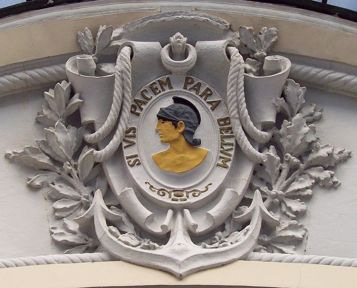 bniro's tweet photo. "si vis pacem, para bellum" 
ඔබට සාමය අවශ්‍යනම් යුද්ධයට සූදානම් වන්න. 
එහෙම කිවුවේ රෝමන් මෝඩයෝ. අපේ රටේ පඬි නැට්ටන්ට නැට්ටියන්ට නං සාමය කියන්නේ ආරක්ෂක අංශවලට තඩි බාන්න නියම කාලේ. https://t.co/Ah0GKq4HB9