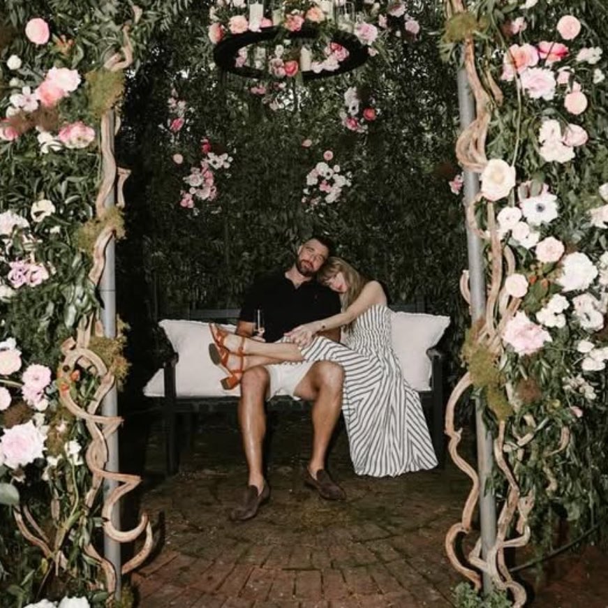 taylorswiftbr's tweet photo. Taylor Swift e Travis Kelce cantaram JUNTOS durante o jantar de ensaio do casamento! 😭

De acordo com algumas fontes, o casal cantou a música de rock favorita deles. https://t.co/vXCasCMaSl