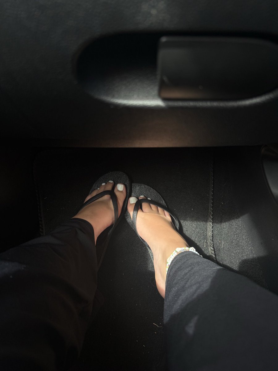 CheekyChard06's tweet photo. Passenger princess 4 life 💋🤍🚗

#footfetısh #feet #feetworshi̇p #feetfetısh #toes #UK https://t.co/VEmFvxXsjF