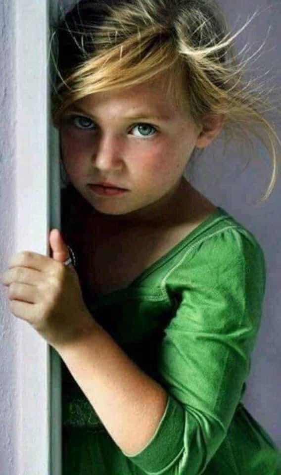 LaysaaEmalya's tweet photo. تَلوذ في سكينة أعماقي خبايا خاشعة، تَهز سكونها وخزة ألم خفية لا تكاد تبين، وتخط في الظل مسارات من شجن صامت..
غير أن ذرة من لطف عابر، أخف من هَباءةِ أثير، كفيلة بأن تُوقد خلف الغموض مجرات من دهشة؛ فينفرط المدى في روحي، ويستحيل الضيق كوناً شاسعاً يمتد بلا ضفاف … https://t.co/DoWN7Us0KO