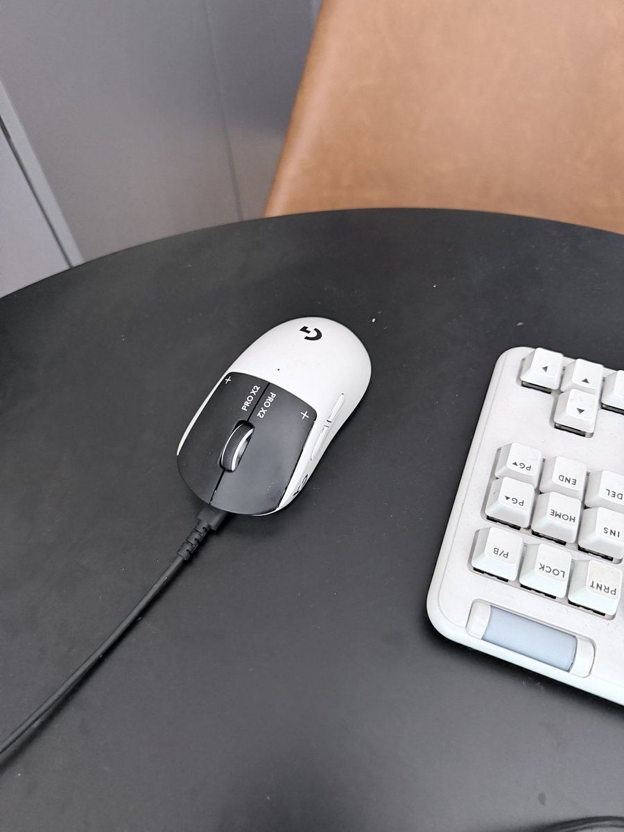 Soaringchuu's tweet photo. No sé cómo llegue a la final con un espacio de 5 cm para mover el mouse, en una mesa de comedor pequeña en la cocina de un arbnb, pero nos vemos en 1 hora para la Final de Minecraft Extremo 🫡 https://t.co/FaiR3zWBMB