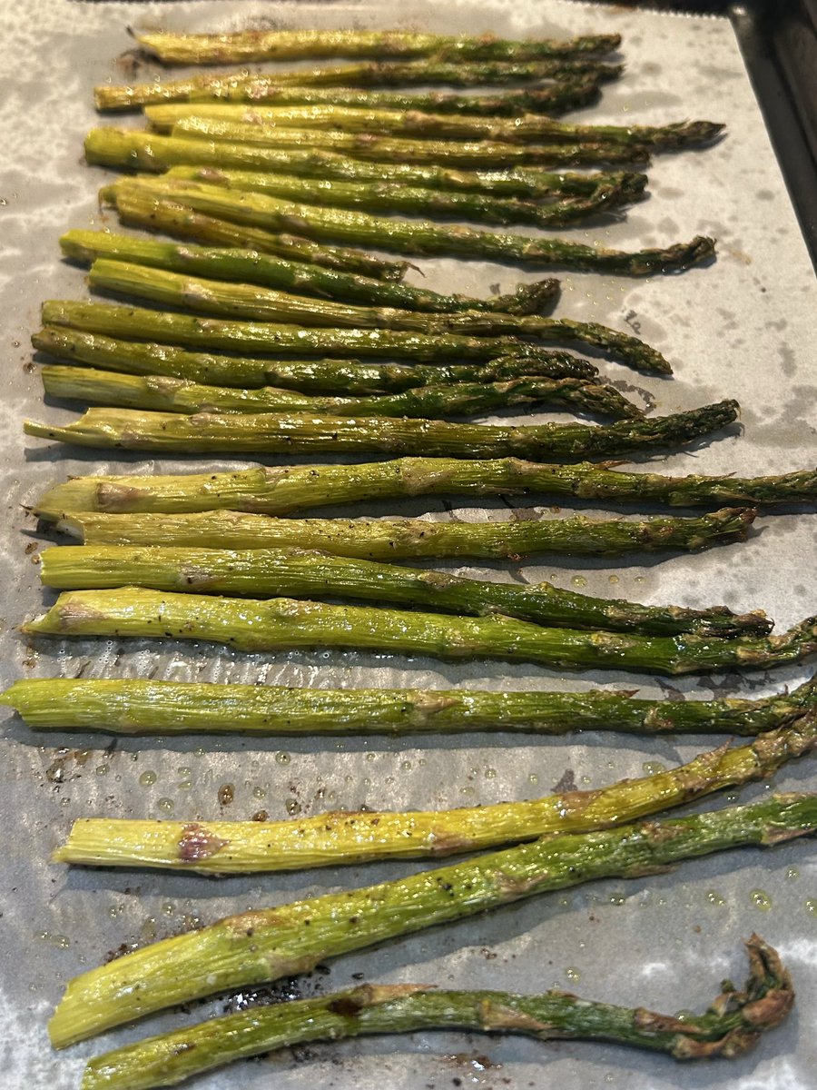 ezeewrap's tweet photo. EZEEWRAP parchment paper…when simply roasting asparagus!! #EZEEWRAP #Parchmentpaper https://t.co/nzSivAMlzj