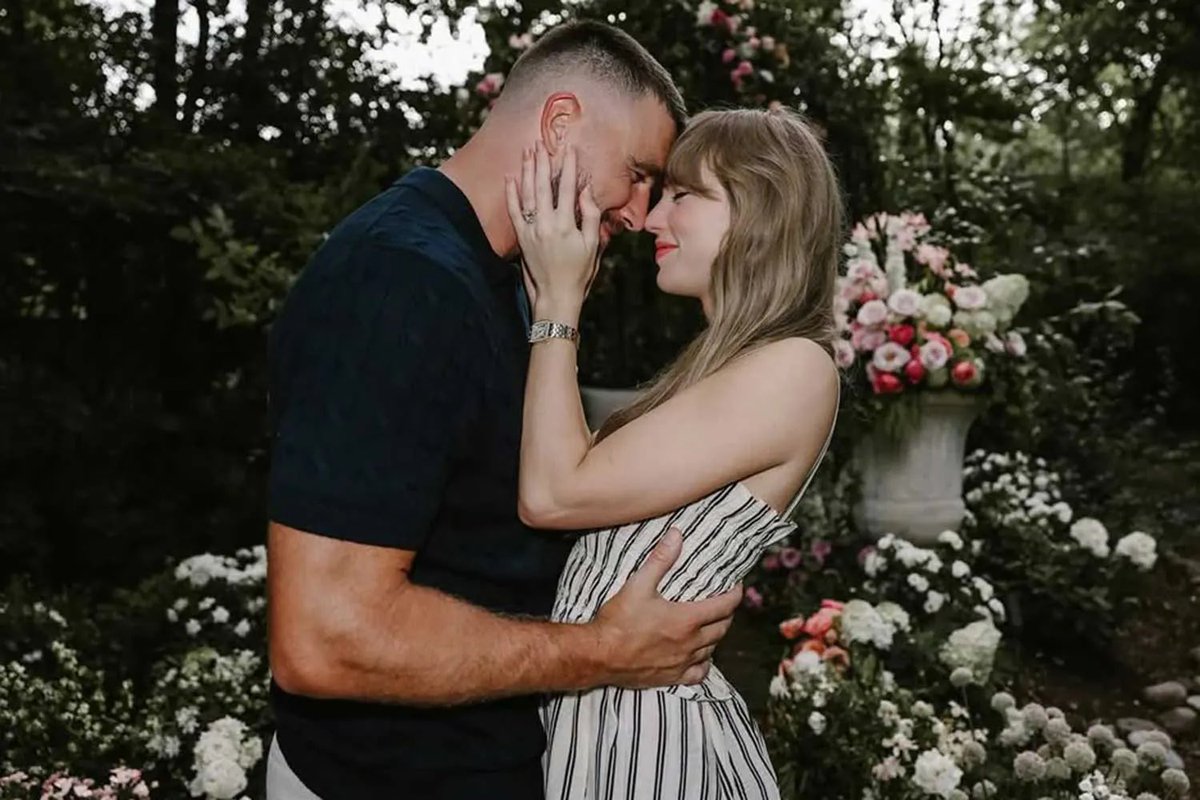 TSUpdating's tweet photo. 🚨Taylor Swift and Travis Kelce sang their favorite rock song at the rehearsal dinner:

“While Swift did not perform at the wedding, she did so at the rehearsal dinner the night before with Kelce as the couple sang their favorite rock song together, the two attendees added.”

(https://t.co/JHZ7chYBUk)