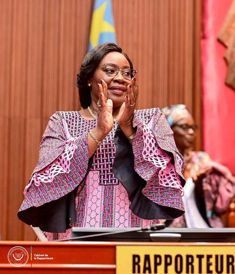 senatrdc's tweet photo. La Chambre haute du Parlement rdcongolais a rendu un vibrant et historique hommage aux Léopards, lors de sa séance plénière du vendredi 3 juillet. Dans un élan d'unité nationale, l'ensemble des sénateurs s'est levé comme un seul homme, pour offrir une ovation debout mémorable, traduite par des applaudissements enthousiastes pour les fauves congolais, saluant ainsi leur bravoure, leur résilience et leur qualification historique. Ce geste fort de la Chambre haute du Parlement transcende le cadre sportif pour devenir un symbole politique et social puissant, unissant toutes les sensibilités de la nation derrière le drapeau tricolore.

Quand les institutions vibrent à l'unisson avec le sport Roi ; Une reconnaissance amplement méritée pour nos ambassadeurs au Mondial 2026 USA-Canada-Mexique.
Fierté nationale !