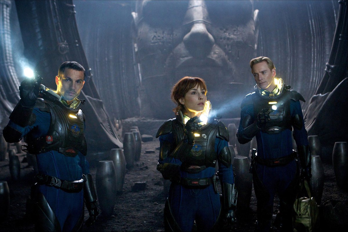 sinemayazari's tweet photo. Ridley Scott’ın Prometheus’unu (2012) çok beğenenlerdenim (seveni azdır).
Zamanında sinemada seyrettiğim için şanslıyım, görüntü çalışması mükemmeldir.

Prometheus, Alien (Yaratık) evrenini ilginç bir Yaradılış (Genesis) teorisiyle  (Mühendisler) genişletmekle kalmıyor, H.R. Giger’ın daha önce kullanılmayan özgün tasarımlarını da ete kemiğe büründürüyor. Gutalin’in müthiş katkısı da cabası.

Prometheus’u izlediğimde Mühendisler’in neden 2.000 yıl önce Dünya’yı yok etmeye karar verdiklerini, niye o kadar kızdıklarını anlamamıştım, sonuçta dünyamıza hayatı/canlılığı onlar getirmişlerdi (çarpıcı açılış sahnesini hatırlayınız).

Bu konuda ilginç bir bilgi paylaşayım, filmde doğrudan bahsi geçmiyor, sadece tarih üzerinden bir ima var ama orijinal senaryoyu buldum, doğruladım.
Meğer Mühendisler Hz. İsa’nın çarmıha gerilmesine bozulup insanlığı yok etmeye karar vermişler.😊
Niye peki?
Çünkü orijinal senaryo, Hz. İsa da bir “Mühendis”ti (Engineer) demeye getiriyor.