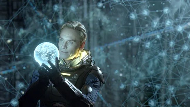 sinemayazari's tweet photo. Ridley Scott’ın Prometheus’unu (2012) çok beğenenlerdenim (seveni azdır).
Zamanında sinemada seyrettiğim için şanslıyım, görüntü çalışması mükemmeldir.

Prometheus, Alien (Yaratık) evrenini ilginç bir Yaradılış (Genesis) teorisiyle  (Mühendisler) genişletmekle kalmıyor, H.R. Giger’ın daha önce kullanılmayan özgün tasarımlarını da ete kemiğe büründürüyor. Gutalin’in müthiş katkısı da cabası.

Prometheus’u izlediğimde Mühendisler’in neden 2.000 yıl önce Dünya’yı yok etmeye karar verdiklerini, niye o kadar kızdıklarını anlamamıştım, sonuçta dünyamıza hayatı/canlılığı onlar getirmişlerdi (çarpıcı açılış sahnesini hatırlayınız).

Bu konuda ilginç bir bilgi paylaşayım, filmde doğrudan bahsi geçmiyor, sadece tarih üzerinden bir ima var ama orijinal senaryoyu buldum, doğruladım.
Meğer Mühendisler Hz. İsa’nın çarmıha gerilmesine bozulup insanlığı yok etmeye karar vermişler.😊
Niye peki?
Çünkü orijinal senaryo, Hz. İsa da bir “Mühendis”ti (Engineer) demeye getiriyor.