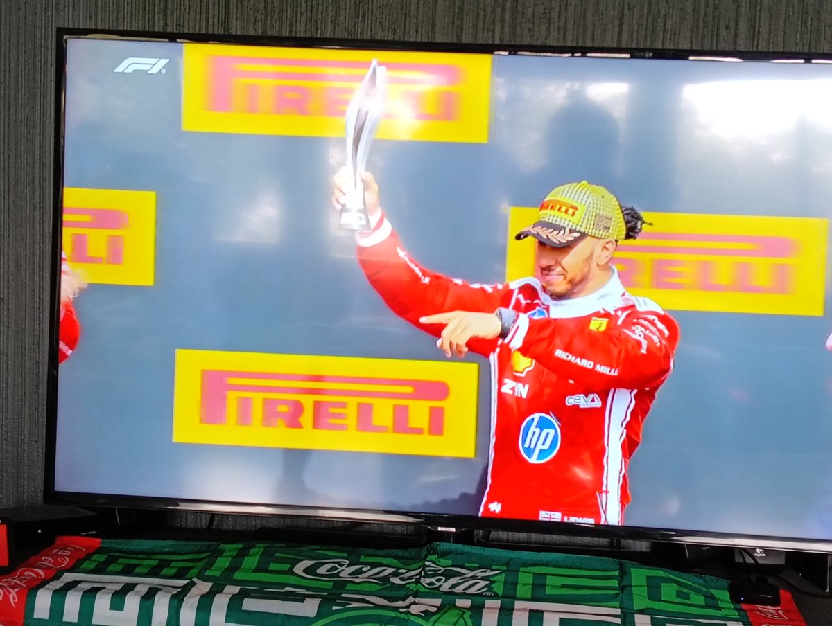 karlaceja21's tweet photo. Gran Premio de Inglaterra 
#GPSilverston #GranBretañaGP #SilverstonGP #GranPremioDeGranBretaña #F1 @F1 #LegalmenteBella https://t.co/ywp98vLgZc