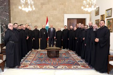 Qassem_hodroj_'s tweet photo. تقديمك جزء من الشعب اللبناني على مذبح السلطة قرابين لا يمكن ان يتغطى بوفد من نقابة المحامين او رابطة فنانيين او بعض رجال الدين 
فهؤلاء اما طامعين وأما طامحين وأما متعصبين ولكن معجنهم خال من الطحين فلا هم قمح الجنوب ولا زيتونه ولا تبغه وبالتالي لا انت ولا هم معنيين بمصير الجنوبيين ،هؤلاء قماش شفاف لن يستر عوراتك ولن يغطي على سقطاتك ،هم بالميزان وزنهم وزن الدخان وستبقى الكلمة الاولى والاخيرة لرجال الله في الميدان.