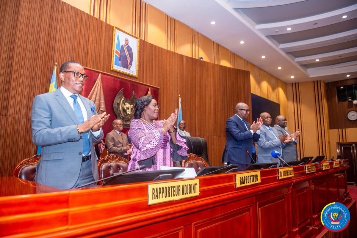 senatrdc's tweet photo. La Chambre haute du Parlement rdcongolais a rendu un vibrant et historique hommage aux Léopards, lors de sa séance plénière du vendredi 3 juillet. Dans un élan d'unité nationale, l'ensemble des sénateurs s'est levé comme un seul homme, pour offrir une ovation debout mémorable, traduite par des applaudissements enthousiastes pour les fauves congolais, saluant ainsi leur bravoure, leur résilience et leur qualification historique. Ce geste fort de la Chambre haute du Parlement transcende le cadre sportif pour devenir un symbole politique et social puissant, unissant toutes les sensibilités de la nation derrière le drapeau tricolore.

Quand les institutions vibrent à l'unisson avec le sport Roi ; Une reconnaissance amplement méritée pour nos ambassadeurs au Mondial 2026 USA-Canada-Mexique.
Fierté nationale !