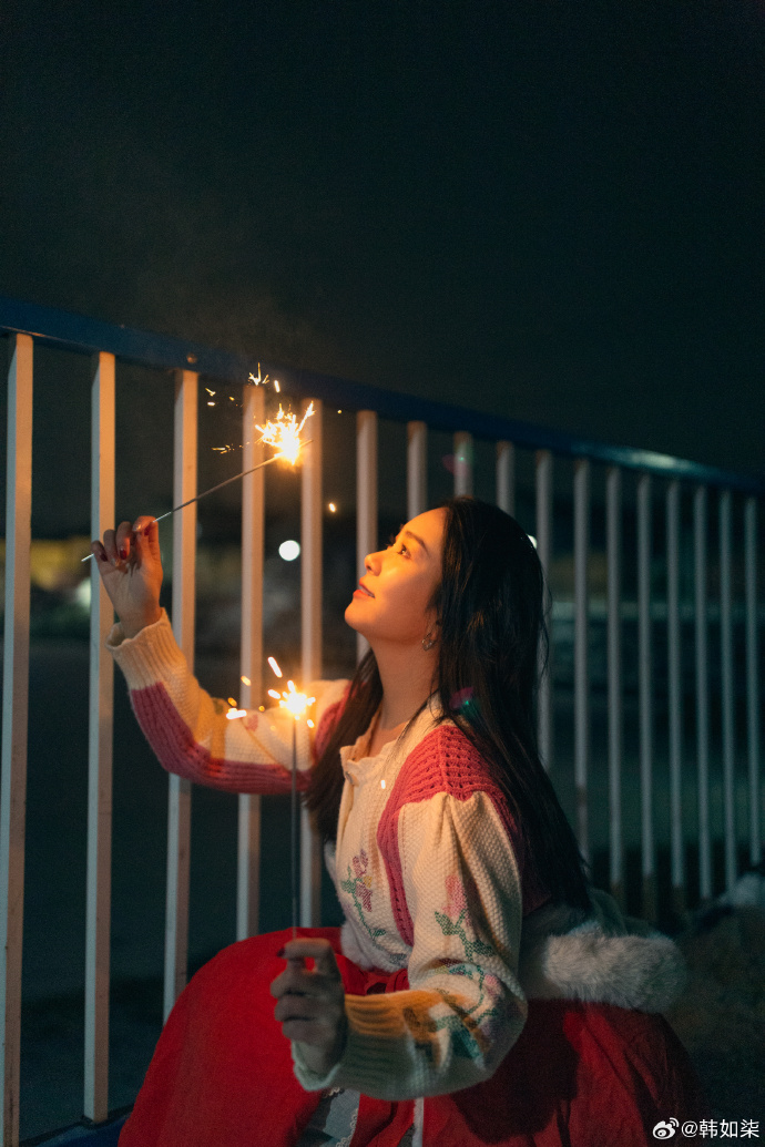 behana5102's tweet photo. Midnight’s here!  Raising my hot cocoa to festive vibes and fresh starts. Here’s to sweet moments and glowing new years ahead—cheers! https://t.co/w5yqGxJdth