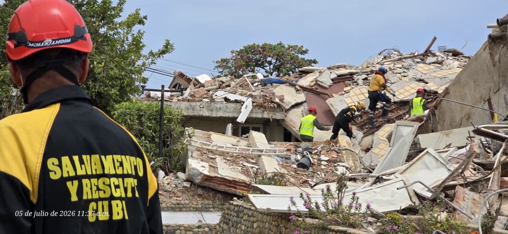 cubacooperaven's tweet photo. Un día más, nuestra brigada de rescate sigue en La Guaira. Entre escombros y esperanza, trabajan sin descanso en la búsqueda de quienes nos necesitan. Su valentía es el motor que nos mantiene unidos. ¡Fuerza a nuestros rescatistas y al pueblo guaireño! 🇨🇺🇻🇪 #CubaCoopera https://t.co/MezFkLEwVl