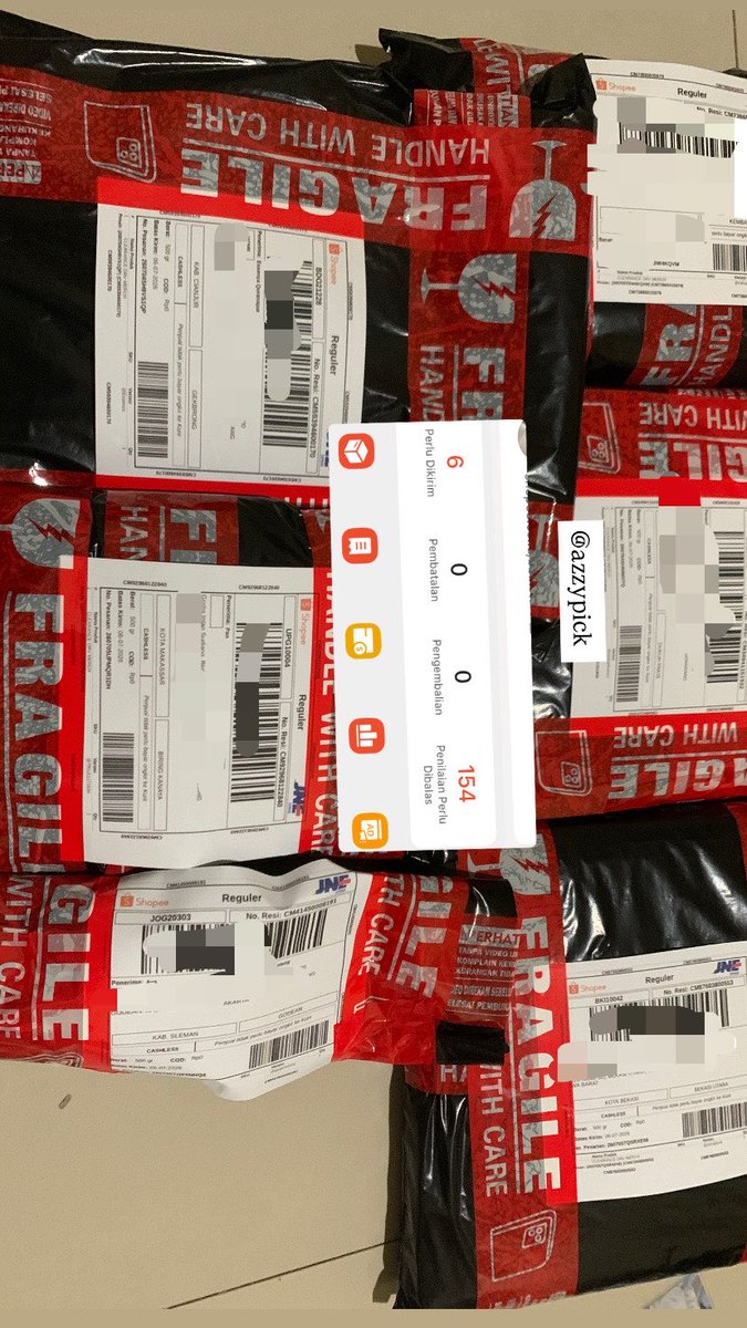 azzypick's tweet photo. Thankyou for order dear🤍✨🫶
@gegemahiru @Tffny51171634 @essenza_q @joomghyuk @midnightrainz0 @cafrxgim 

#azzypick_shipping https://t.co/mFrUrvjbpo