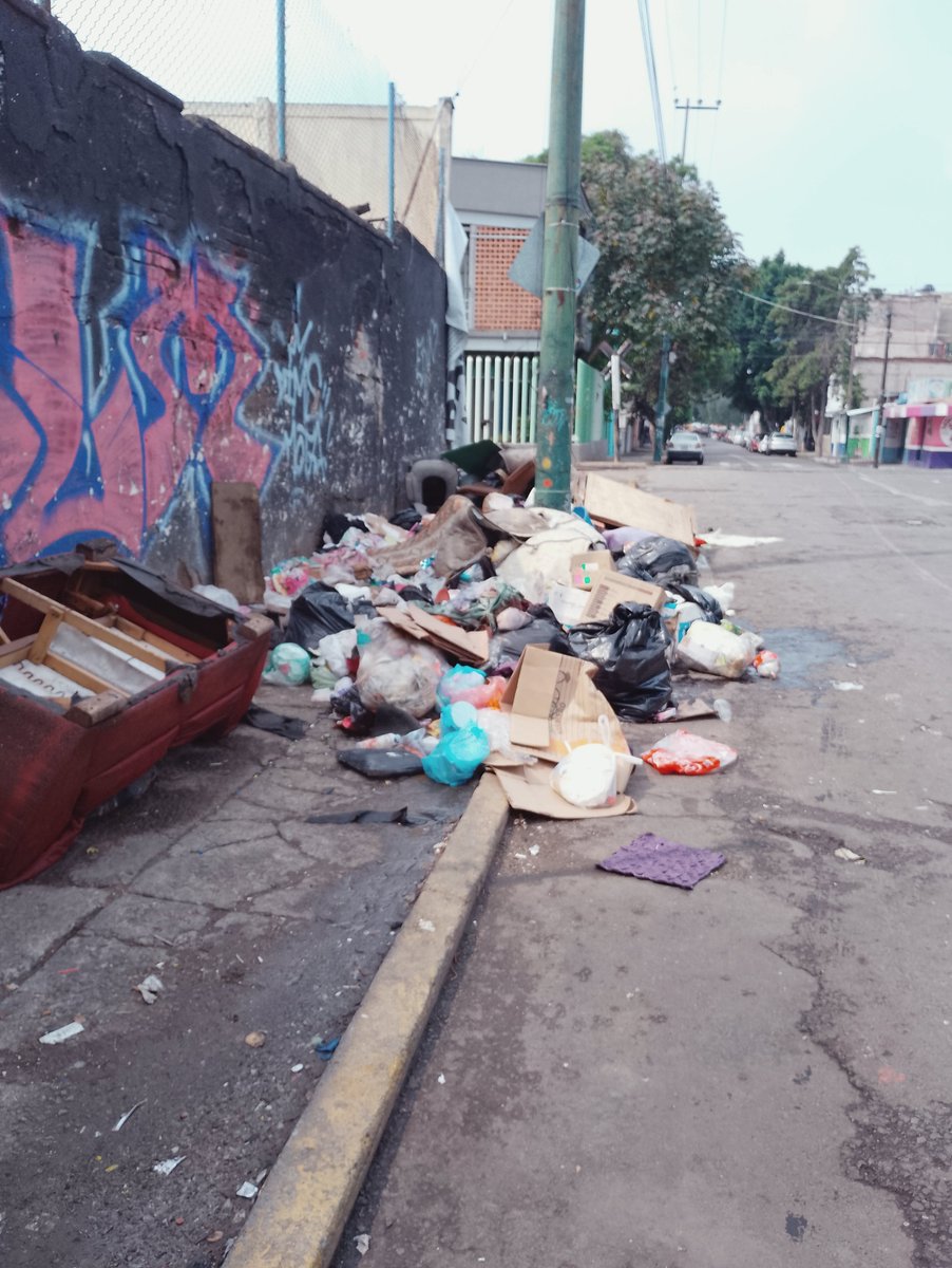 joseelqu's tweet photo. @UCS_GCDMX @TuAlcaldiaGAM  ya es de cada fin de semana, ¿Que no se supone que hay sanciones según la LCCCDMX? Y parece que nada más no se aplica, ya que cada semana es lo mismo, agarran de basurero la esquena de Clave con Constantino en la Vallejo y nada más no hay sanciones... https://t.co/D50P1R1EpT