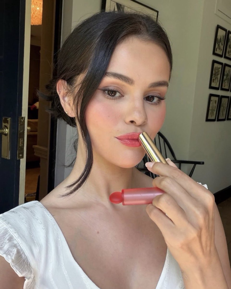 selenagomezbr's tweet photo. VEIO!

Selena Gomez anunciou o novo produto da Rare Beauty: Soft Pinch Lip Oil Stick, um lip oil, batom e gloss, com 8 tons.

Disponível dia 7/07 nos Estados Unidos. https://t.co/teI9kzU8zq