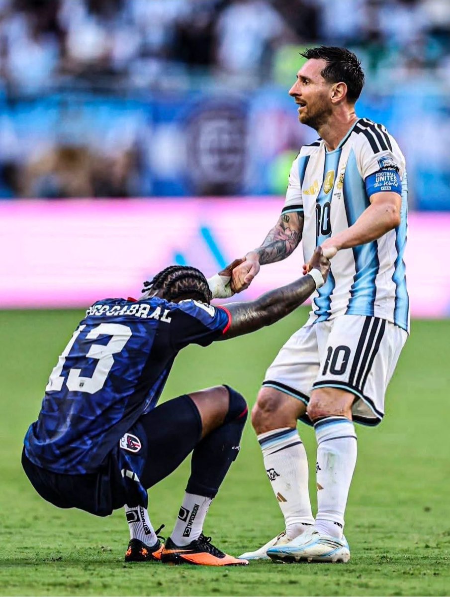 MotivacionesF's tweet photo. Hay sueños que valen más que cualquier clasificación. 🥹❤️

Más allá de la eliminación de Cabo Verde 🇨🇻, Sidnny Lopes Cabral cumplió el sueño que llevaba toda una vida esperando: enfrentarse a Lionel Messi.

“De niño lo veía por televisión y soñaba con compartir algún día el mismo campo con él. Nunca imaginé que ese momento llegaría.

Al terminar el partido me acerqué y le dije: ‘Jugar contra ti fue un sueño que jamás pensé que se haría realidad’. Él sonrió, me abrazó y respondió: ‘Está bien. Mereces aún más. Buena suerte’.

Hay camisetas que se guardan para siempre. Hay fotografías inolvidables. Pero unas palabras así, dichas por tu mayor ídolo, no tienen precio.

Una noche que Sidnny Lopes Cabral recordará por el resto de su vida.”