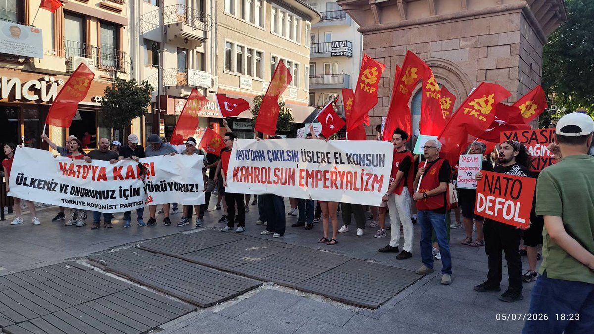 tkpninsesi's tweet photo. @istanbul_tkp @IzmirTkp @SamsunTKP @TKPAdana Çanakkale yürüyor!

🚩İşgalcilerin memleketten kovulduğu, ülkenin emperyalist planlara teslim edilmediği topraklarda bir kere daha "Kahrolsun emperyalizm!" diyerek yürüyoruz.
@TKPCANAKKALE https://t.co/rgxOwugAS3