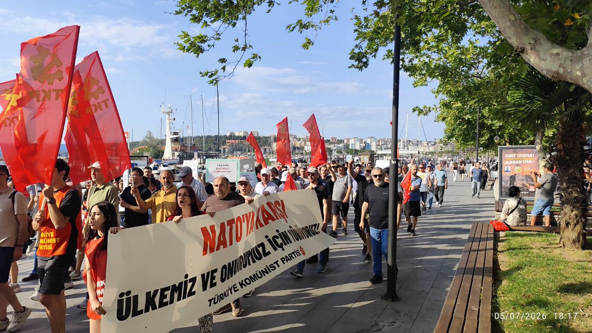 tkpninsesi's tweet photo. @istanbul_tkp @IzmirTkp @SamsunTKP @TKPAdana Çanakkale yürüyor!

🚩İşgalcilerin memleketten kovulduğu, ülkenin emperyalist planlara teslim edilmediği topraklarda bir kere daha "Kahrolsun emperyalizm!" diyerek yürüyoruz.
@TKPCANAKKALE https://t.co/rgxOwugAS3