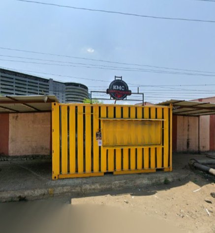 SnakeBanu's tweet photo. The entire stretch of footpath from Guduvanchery to Potheri (SRM) has been encroached by food stalls, furniture stores, and other stores throughout. Not sure whom to report this to but @chennaicorp @Chengalpattu01 @UpdatesChennai  please see what we can do about this. https://t.co/0wULVmyzy9