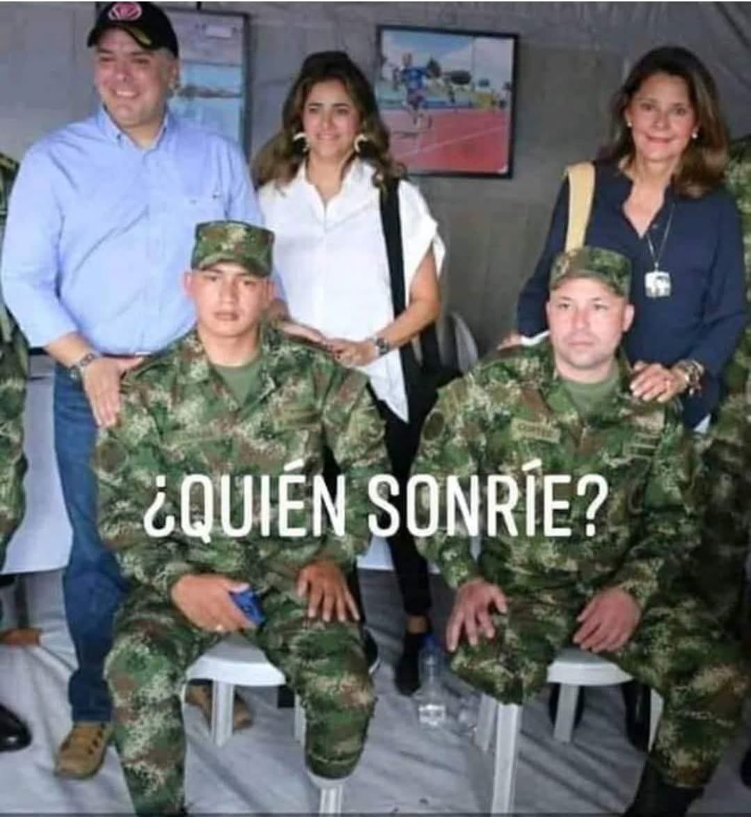 Fannyhope6's tweet photo. Esta es la Colombia “elegante” que a ellos les gusta: sonrisas para quienes promueven la guerra, y se quedan con los recursos, silencio para quienes la tienen que pelear. Los muertos, como siempre, los ponen otros. https://t.co/dsl4q0u04L