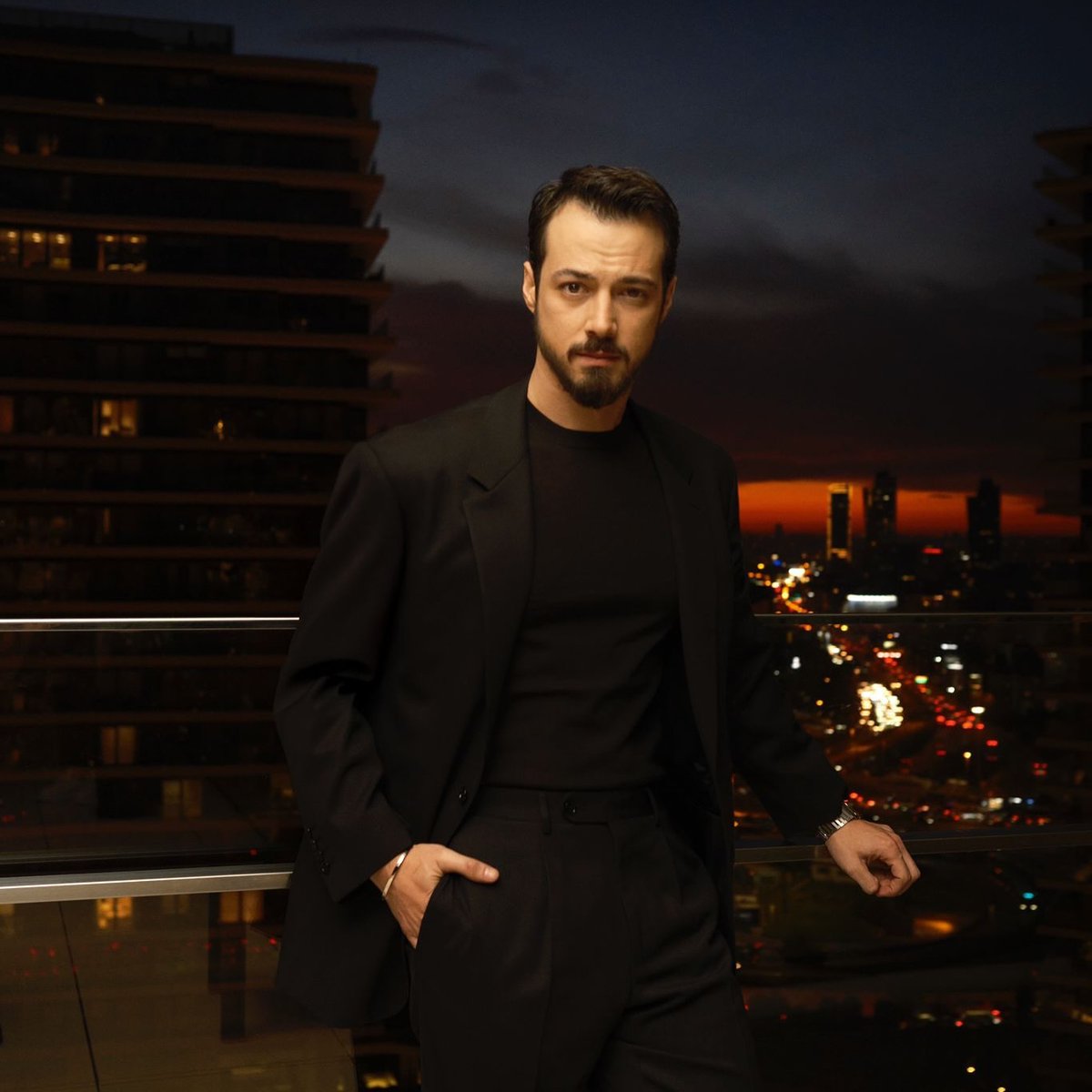 onedio's tweet photo. Mert Yazıcıoğlu, Netflix’in TMC Film imzalı “Aras” dizisiyle setlere dönüyor. (Birsen Altuntaş)

• İstanbul’da köpeğiyle yaşayan acil servis doktoru Aras’ı canlandıracak.
 • Hayatıyla ilgili bildiği her şeyin yalan olduğunu öğrenen Aras, köklerini aramak için gittiği Doğubayazıt’ta kendisini bir kan davasının ortasında bulacak.
 • Aras, bu süreçte Ceylan karakteriyle yakınlaşacak.

📌 Sizce “Ceylan” karakterini kim canlandırmalı?