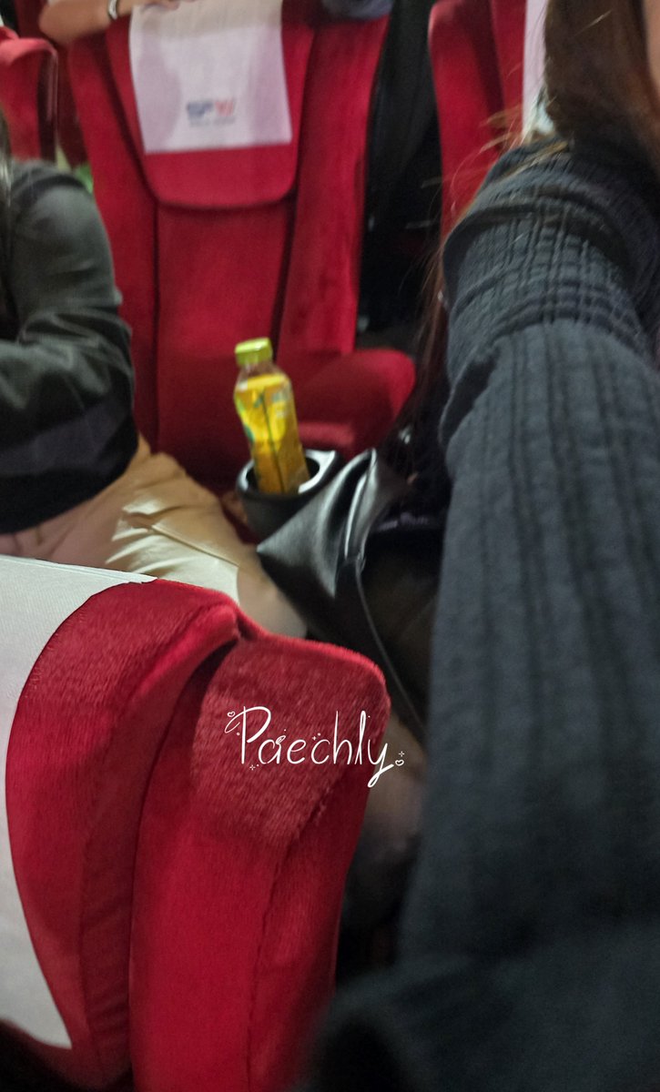 Paechlily_myyou's tweet photo. พี่จูเซลฟี่                            น้องมาร์คเซลฟี่ https://t.co/JYaBv8nrIE