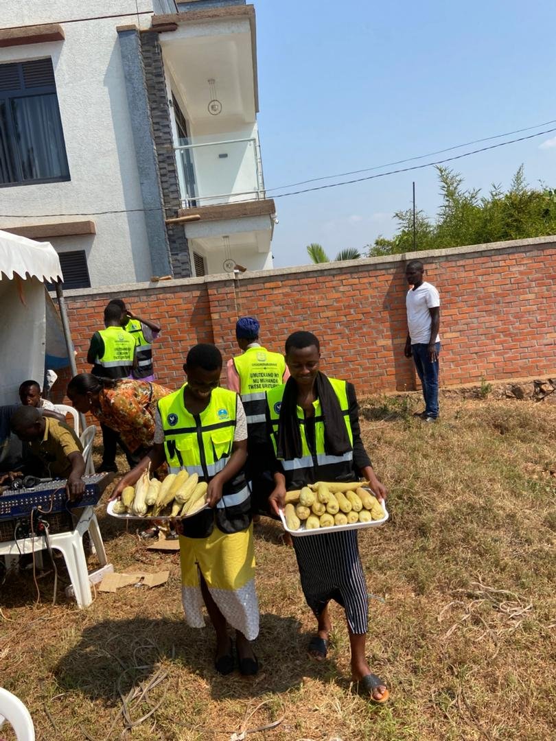 RYVCP_Gasabo's tweet photo. Buri mwaka taliki 04 Nyakanga, twizihiza umunsi wo Kwibohora. Ejo twizihije #Kwibohora32 . Muri @Gasabo_District natwe ntitwatanzwe aho @RYVCP_Gasabo twishimanye n'abandi ariko tunasura abarokotse Jenoside yakorewe Abatutsi. @RwandaLocalGov @RwandaMoD @Rwandapolice @CityofKigali https://t.co/sffUVgBlyr