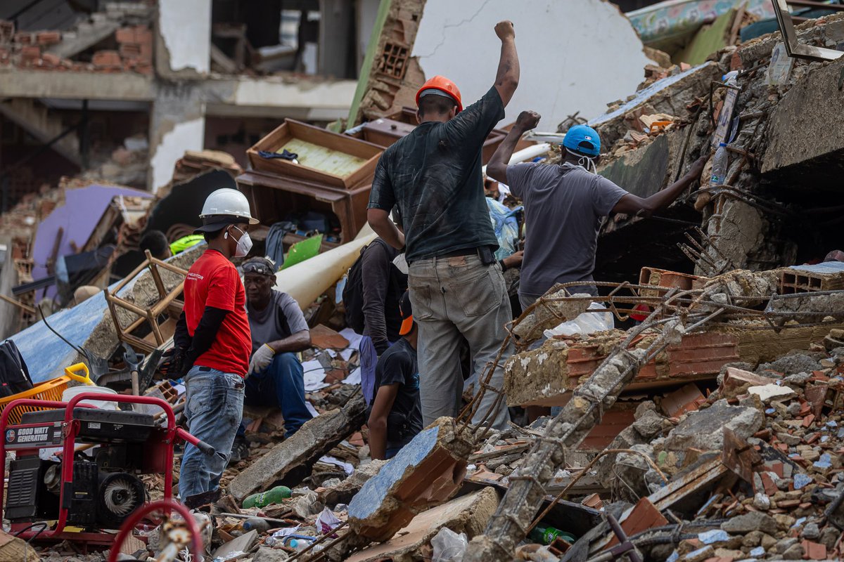 hcapriles's tweet photo. Este 5 de julio de 2026 nos encuentra viviendo días muy difíciles, con el corazón roto. Hay familias que enfrentan el dolor de haberlo perdido todo luego del terremoto.

La independencia no es solo una fecha para conmemorar. Es un compromiso permanente con nuestra gente, con la solidaridad, con la esperanza y con la convicción de que Venezuela cuenta con un pueblo que no deja de luchar por salir adelante, incluso en un momento como este.

Cuando no hubo gobierno, el venezolano salió a demostrar de lo que está hecho. Vimos a rescatistas, bomberos, personal de salud, voluntarios, vecinos, jóvenes organizando centros de acopio, transportistas, iglesias, empresarios y miles de ciudadanos que, sin esperar nada a cambio, tendieron su mano al que más lo necesitaba y sin perder la fe. Ese es el país que somos y del que nos sentimos profundamente orgullosos.

En este momento, también queremos agradecer a los países, organizaciones y equipos internacionales que han extendido su mano solidaria a Venezuela. Gracias por acompañarnos con respeto a nuestra soberanía, con afecto sincero por nuestro pueblo y con la voluntad de ayudar a quienes hoy más lo necesitan.

Este momento de nuestra historia debe dejarnos también una reflexión: La responsabilidad con los venezolanos debe estar guiada por la prevención, el mantenimiento de la infraestructura, la planificación y la respuesta oportuna. Esa es la verdadera forma de honrar y proteger a nuestra gente.

A cada venezolano, dentro y fuera de nuestra tierra, les envío un fuerte abrazo en este 5 de julio. Nuestro país amado se va a levantar con la misma fuerza que hemos visto en cada persona durante estos días tan dolorosos.