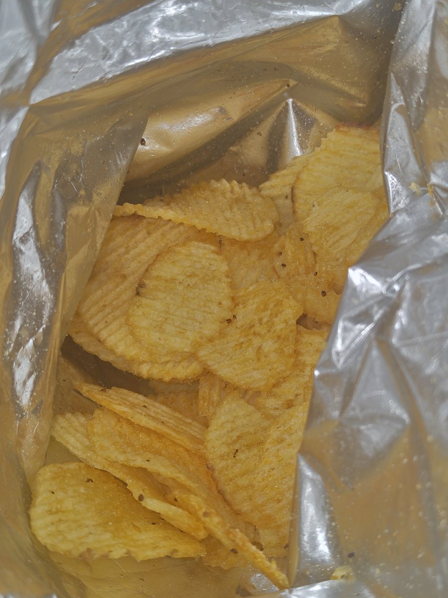 ggezn00b's tweet photo. Tras comerme media bolsa de patatas, me he dado cuenta de que los puntitos marrones no eran aderezo, eran bichitos fritos https://t.co/ZfklCITfcN