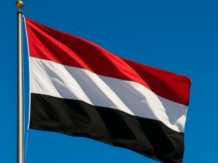 Bin_S_aeed's tweet photo. 🚨وزارة الخارجية اليمنية رداً على بيان السعودية الذي جاء بإسم التحالف:

على  النظام السعودي أن يتجه بأنظاره إلى حقول النفط وأرامكو وينبع وبقية الموانئ، وكذلك إلى سوق المال والبورصة، ورؤية 2030 وغيرها من المشاريع، عله يعود إلى رشده ويعي حجم الكارثة التي ستحل به في حال الإقدام على ارتكاب أي حماقة.

بخصوص دعوى النظام السعودي الدفاع عن سيادة اليمن فهي دعوى من تملكه الغرور ولم يعد يفرق بين الدفاع عن السيادة وانتهاكها، وعليه أن يعرف أنه معني بنفسه ومملكته، وليس وصياً على الدول الأخرى ولا معنياً بها ليدافع عنها وهو من يعتدي عليها.