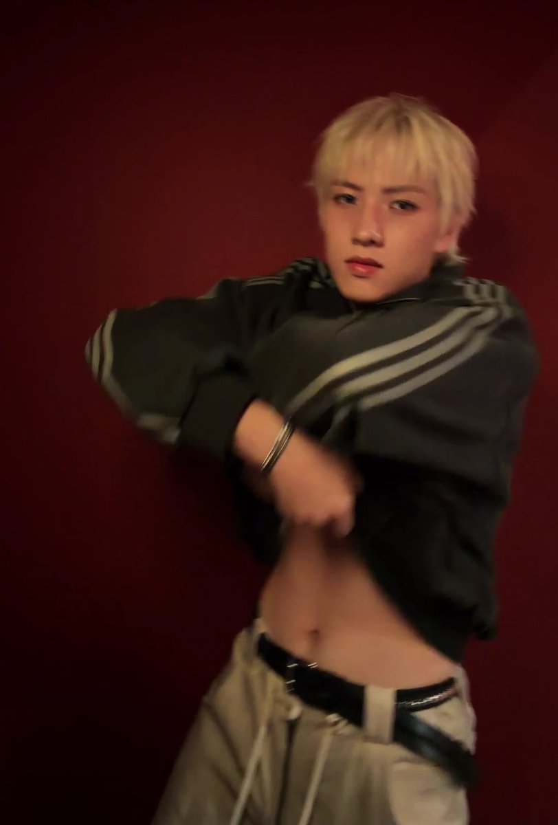 TEAM82MAJ0R's tweet photo. SIR I THOUGHT WE WERE NOT YET SHOWING ABS THIS YEAR https://t.co/ytMnAHQC2I