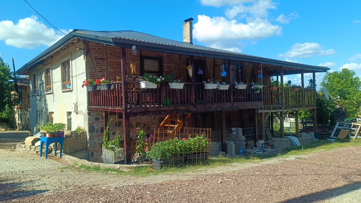 alknnesibe's tweet photo. Bugünlük hayalim: Bir köy evi.🤍🌿 https://t.co/k2jy5aYTTh