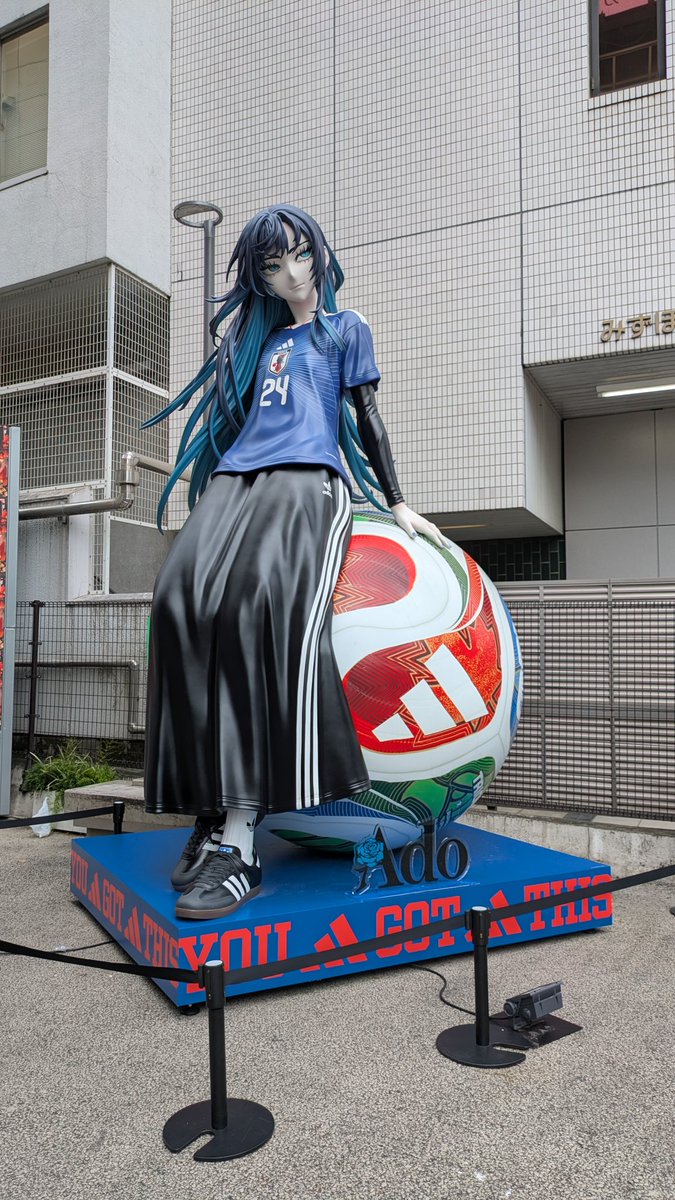 rop_96_97's tweet photo. 週末はAdoさんのライブに行ってきました！
そして、空き時間にBig Adoも見に行ってきました！
Aoというタイトルに相応しい、Adoさんの歌い手人生をプレイバックするようなライブでした♫ https://t.co/5EehrD6OLm