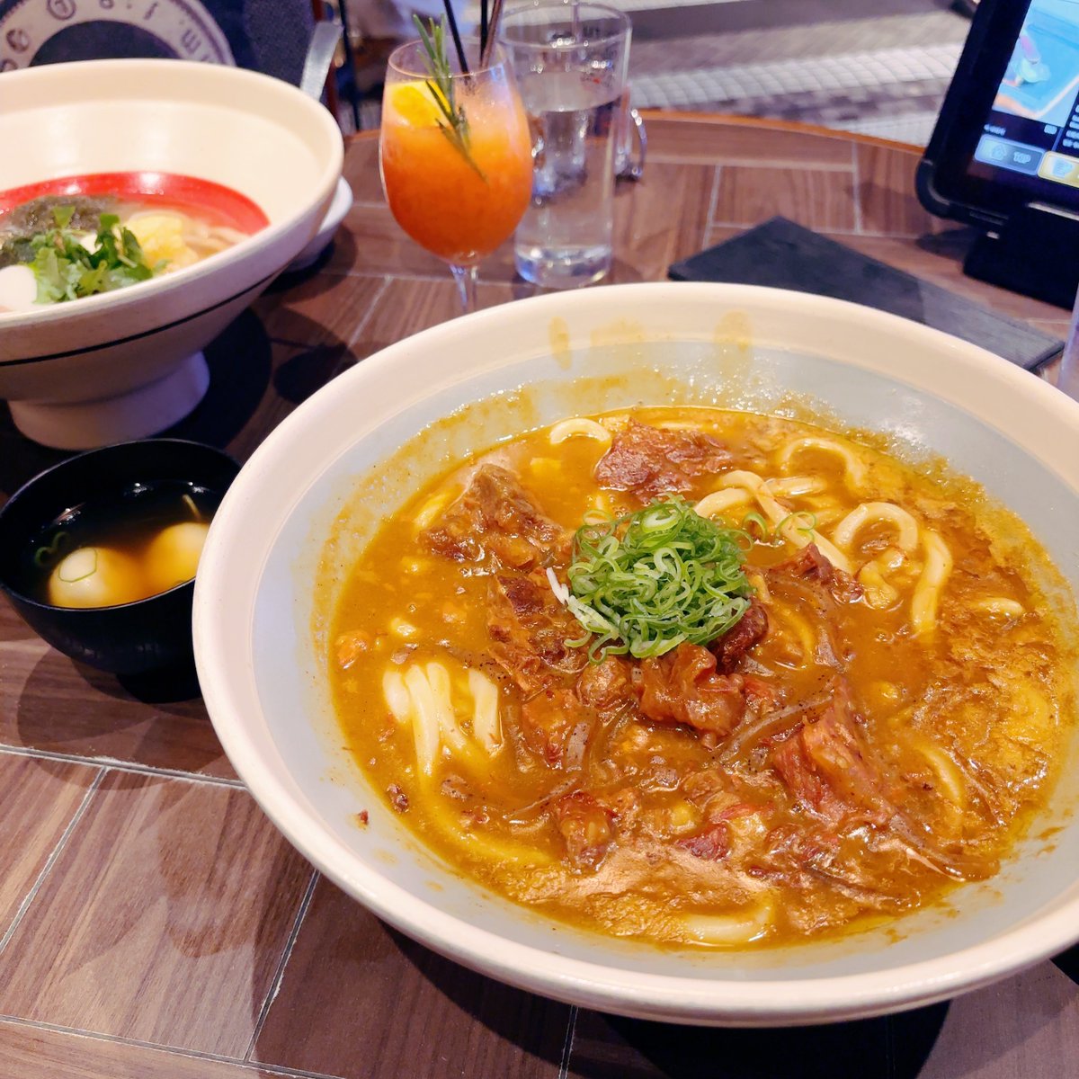 non_201219's tweet photo. 静岡住み始めて1ヶ月経ったけど蜘蛛多すぎる… そこら中蜘蛛と蜘蛛の巣だらけだ〜🕷️
週末は東京戻って 渋谷で人生初のつるとんたんでうどんと葛切り食べて 次の日は下北でカレー食べた〜🍛 https://t.co/NhzkFsm7MS