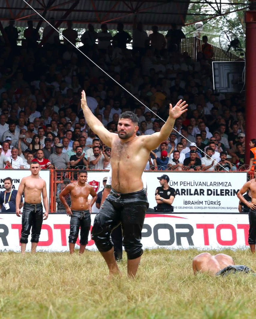 yasarnes's tweet photo. Asırlardır meydanlarda yaşatılan, tarihimizin ve kültürümüzün köklü mirası ata sporumuz yağlı güreşin en büyük buluşması 665. Tarihi Kırkpınar Yağlı Güreşleri’nde altın kemeri kazanarak başpehlivan olan Erkan Taş’ı yürekten tebrik ediyorum.

Ata sporumuzu yaşatan tüm pehlivanlarımızı kutluyorum.
