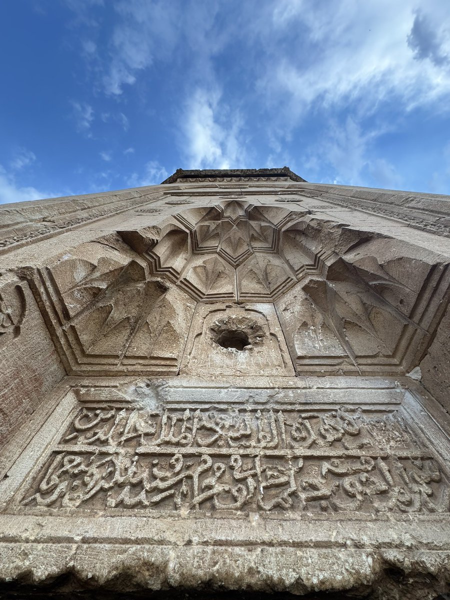 Yusufsaladin22's tweet photo. Bugün yaklaşık 700 yıllık bir Kürt mirasını ziyaret ettim.

Burası Gevaş'ta bulunan Halime Hatun Kümbeti.

Kümbet, Melik İzzeddin Şîr (Êzdîn Şêr) tarafından, vefat eden kızı Halime Hatun adına yaptırılmıştır. Melik İzzeddin Şîr, İmameddün Mücellâ’nın amcası olup onun adına Gevaş’ı yönetmiştir.

Kümbetin çevresindeki mezarlar da 15. yüzyıla tarihlenen Müslüman mezarlığına aittir.

Kitabesinde şu ifade yer alır:

“Bu kutsal türbe, Melik İzzeddin’in emriyle merhum Halime Hatun için Hicrî 736 yılının Muharrem ayında (Milâdî 1335) inşa edilmiştir.”