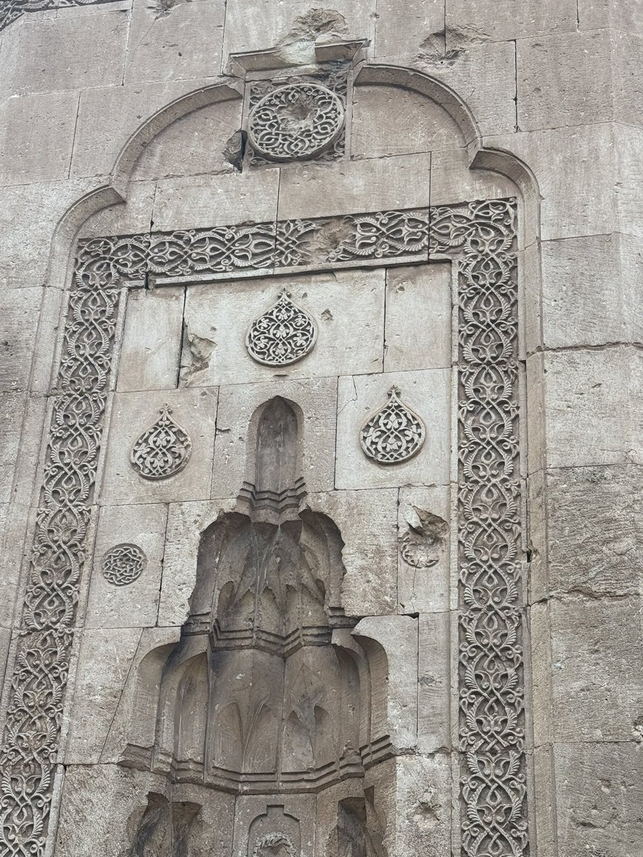 Yusufsaladin22's tweet photo. Bugün yaklaşık 700 yıllık bir Kürt mirasını ziyaret ettim.

Burası Gevaş'ta bulunan Halime Hatun Kümbeti.

Kümbet, Melik İzzeddin Şîr (Êzdîn Şêr) tarafından, vefat eden kızı Halime Hatun adına yaptırılmıştır. Melik İzzeddin Şîr, İmameddün Mücellâ’nın amcası olup onun adına Gevaş’ı yönetmiştir.

Kümbetin çevresindeki mezarlar da 15. yüzyıla tarihlenen Müslüman mezarlığına aittir.

Kitabesinde şu ifade yer alır:

“Bu kutsal türbe, Melik İzzeddin’in emriyle merhum Halime Hatun için Hicrî 736 yılının Muharrem ayında (Milâdî 1335) inşa edilmiştir.”