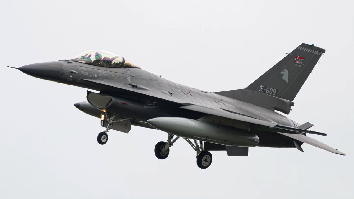 FAArgentinas's tweet photo. 🇦🇷🇩🇰 | La segunda tanda de F-16 para la Fuerza Aérea Argentina, cada vez más cerca 💪🇦🇷🇩🇰

Dos de los seis F-16AM/BM Fighting Falcon que integrarán el segundo lote que incorporará la Fuerza Aérea Argentina fueron vistos el 30 de junio y el 1 de julio en la Base Aérea de Skrydstrup, Dinamarca.

Tal como se informó previamente, las aeronaves continúan realizando vuelos en Dinamarca, ya que deben mantenerse en condiciones operativas hasta su entrega.

Cabe recordar que la segunda tanda de aeronaves, originalmente prevista para arribar al país en diciembre de este año, finalmente lo hará entre septiembre y octubre, adelantándose así la entrega prevista inicialmente para 2026.

@JMilei 
@TGCarlosPresti 
@MinDefensa_Ar 
@FuerzaAerea_Arg 
@LockheedMartin 
@F16argentina 
@pldocmd 
@EmbajadaEEUUarg 
@forsvaretdk 
@ARGinUSA 
@pabloquirno 
@nicpromanzio